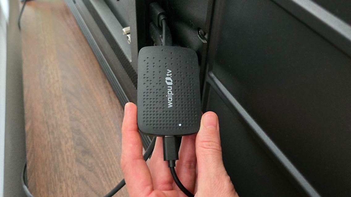 Der Waipu-Stick wird einfach in den HDMI-Anschluss des Fernsehers gesteckt.