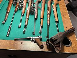 Hinter einer Vitrine entdeckt: Ermittler in Remscheid finden weitere Waffen in Versteck