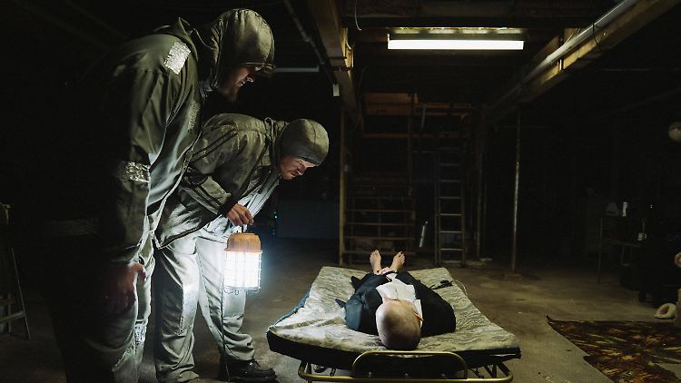 Teddy und Dan überlegen, wie sie mit Michelle weiter vorgehen.