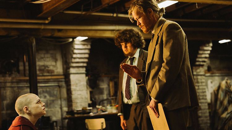 Michelle (Emma Stone) versucht, Dan (Aidan Delbis) und Teddy (Jesse Plemons, v.l.) davon zu überzeugen, dass sie kein Alien ist.