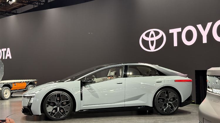 Toyota, yakında çıkacak Corolla'nın ön gösterimini yaptı.