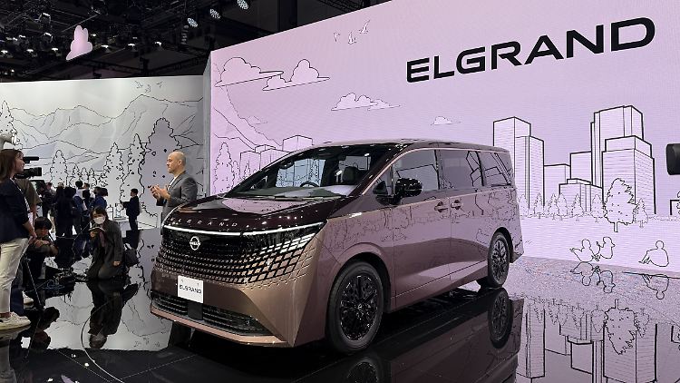 Nissan, Elgrand'ı yeniden piyasaya sürüyor.