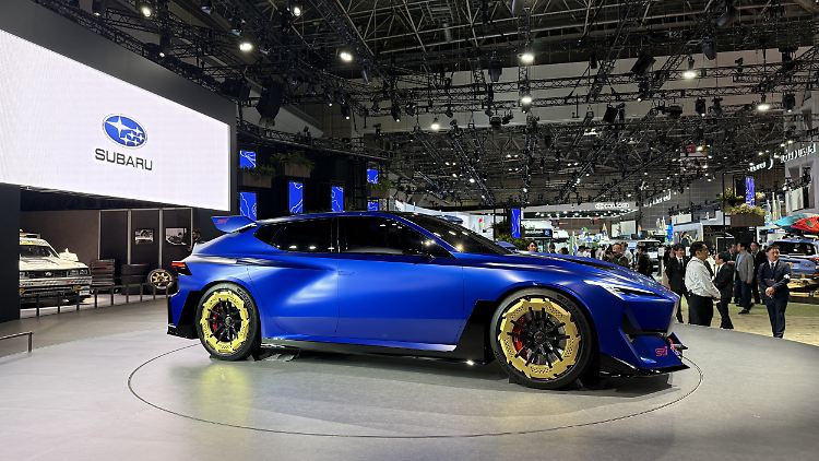 Subaru, Impreza WRX STi ruhuna uygun olarak iki adet mavi boyalı konsept otomobil sergiliyor.