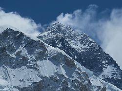 Erneut Bergsteiger eingeschneit: Heli verunglückt bei Rettungsversuch am Mount Everest