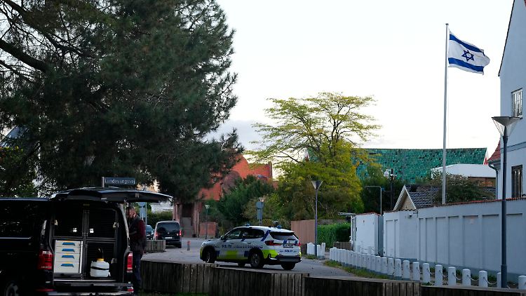Die israelische Botschaft befindet sich im Vorort Hellerup. Verletzt wurde bei dem Vorfall niemand.