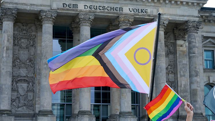 Die Progress-Pride-Flag vor dem Reichstag: Das Selbstbestimmungsgesetz war auch eine Forderung aus queeren Communitys. 