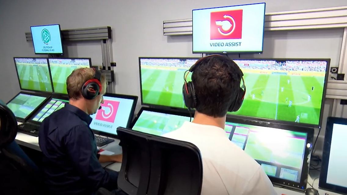 VAR Fußball.jpg