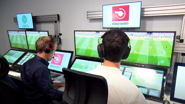 VAR Fußball.jpg