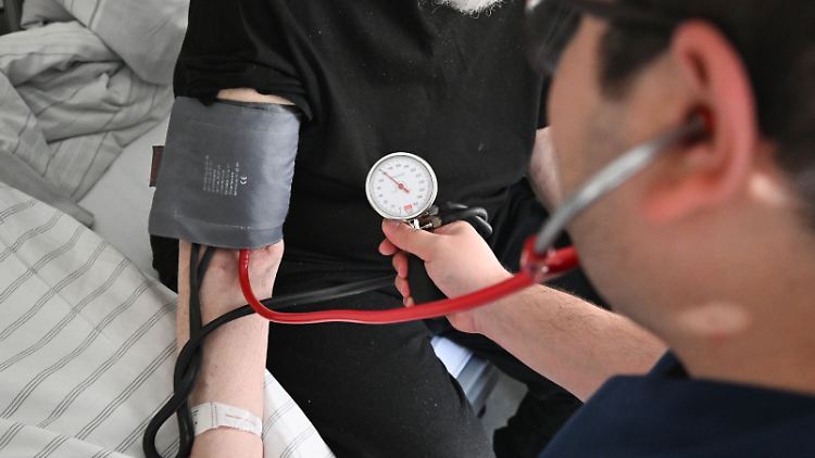 Arbeitgeber wollen auch die 2013 abgeschaffte Praxisgebühr von zehn Euro in veränderter Form wieder einführen.