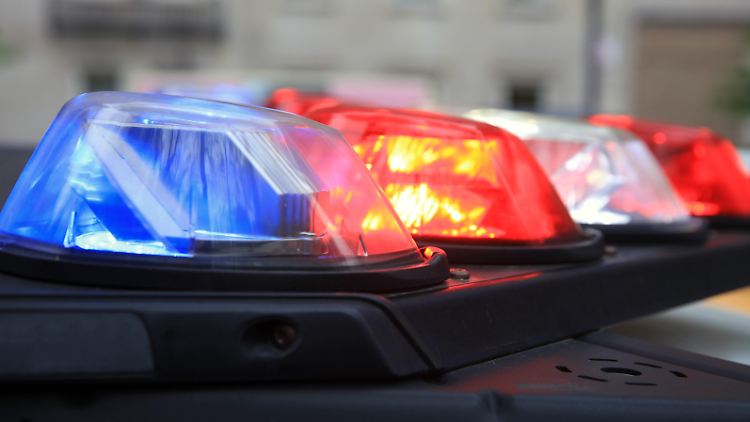 Ein Spezialeinsatzkommando umstellt das Gebäude mit dem Täter. 