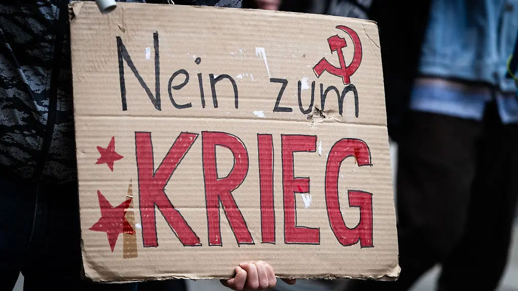 Nein-zum-Krieg-steht-auf-dem-Schild-eines-Teilnehmers-eines-Ostermarsches-geschrieben