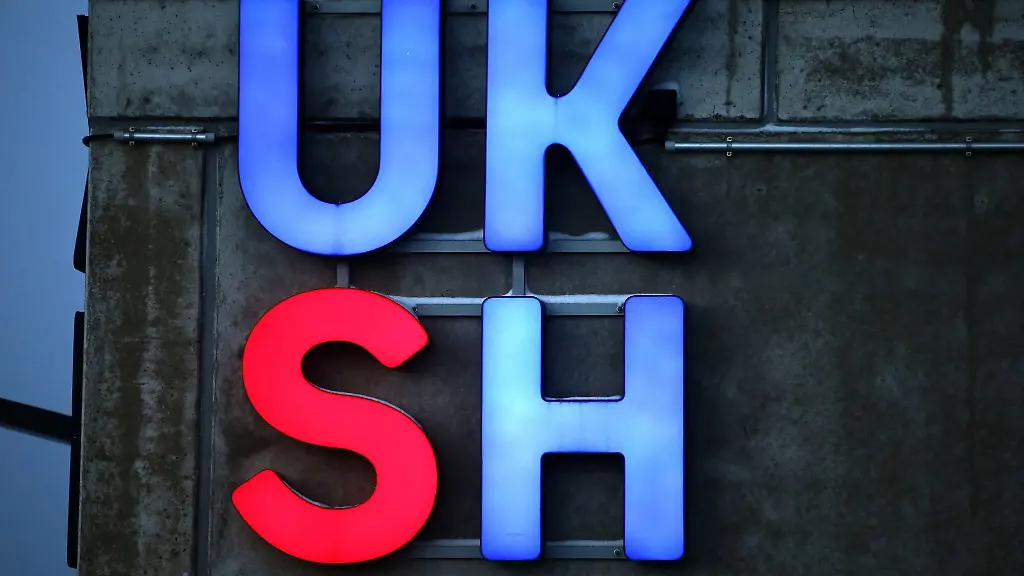 Das-Logo-des-Universitaetskrankenhauses-Schleswig-Holstein-UKSH-an-einer-Fassade-des-Krankenhauses