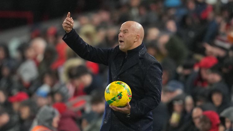 Trainer Arne Slot hat noch viel Arbeit vor sich.