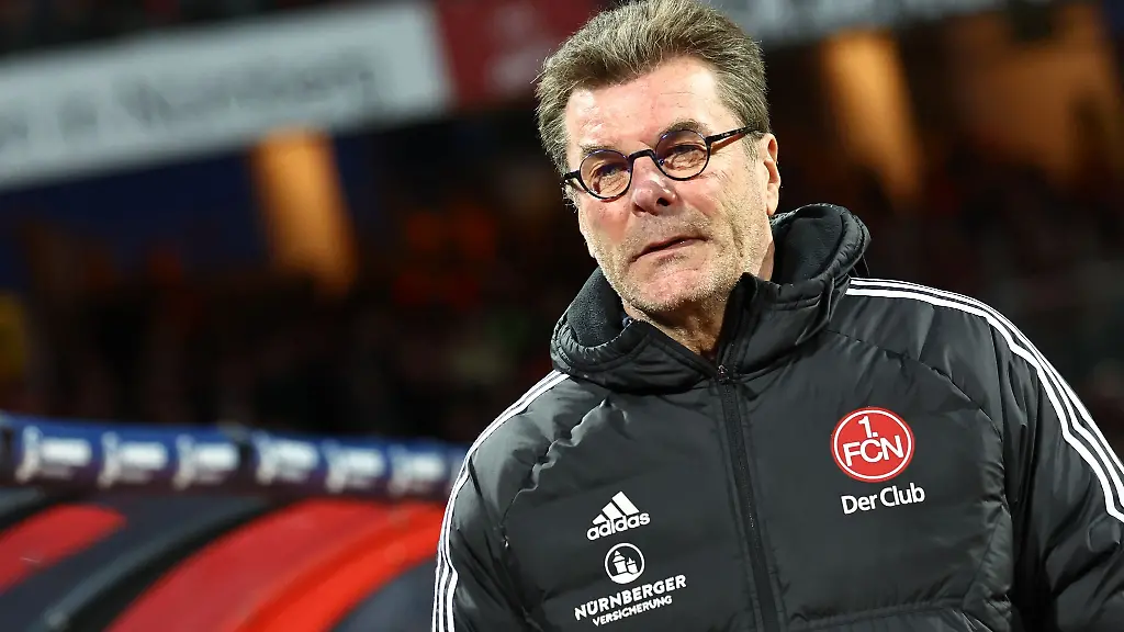 Der-Nuernberger-Trainer-Dieter-Hecking-steht-vor-Spielbeginn-auf-dem-Platz