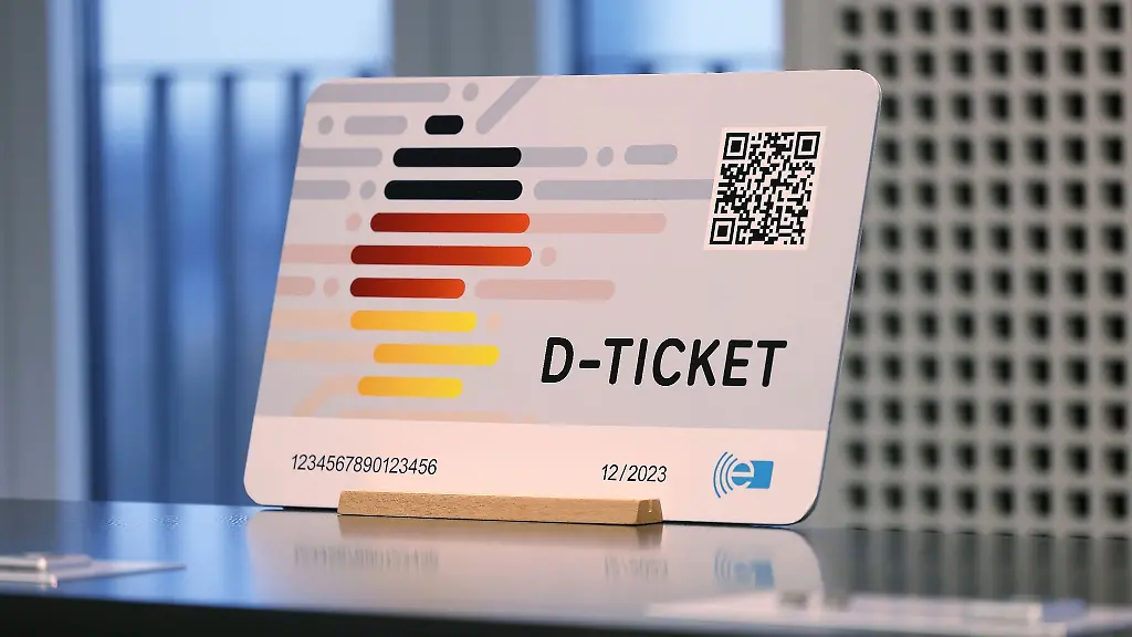 Ein-uebergrosses-Modell-des-Deutschlandtickets-wird-bei-einer-Pressekonferenz-vorgestellt