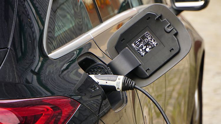 Je nachdem, wie viel echter Ökostrom aus der Dose kommt, fällt die Energiebilanz von E-Autos noch besser aus.