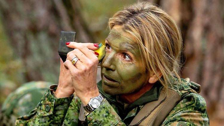 Máxima beim Anbringen von Tarnfarbe.