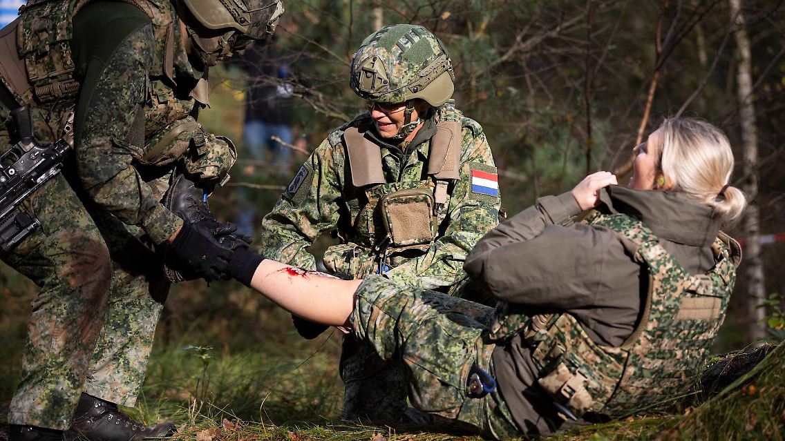Eine Wunde wird während einer Übung bei Máxima versorgt.