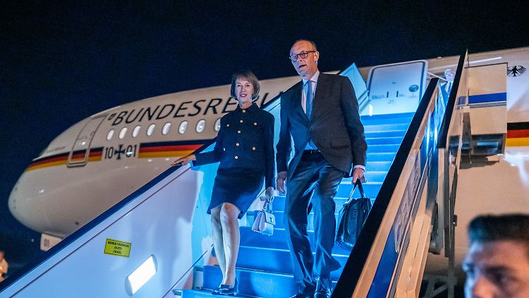 Seltene Geste der Freundschaft: Bundeskanzler Merz bei seiner Ankunft mit Ehefrau Charlotte in Ankara.