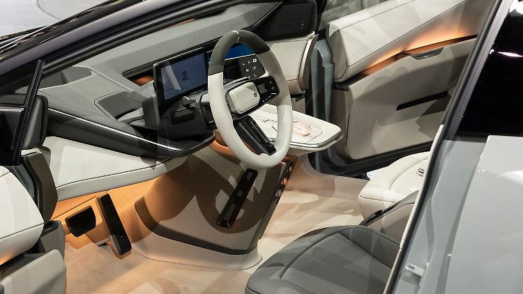 O interior do protótipo do Corolla é extremamente espaçoso e tecnologicamente inovador.