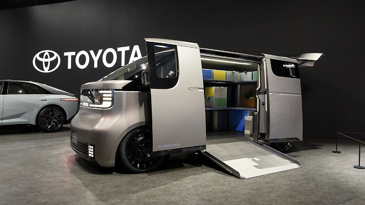 O conceito de transporte HiAce também apresenta um visual incomum, com um logotipo iluminado, interior variável e portas deslizantes de ampla abertura.