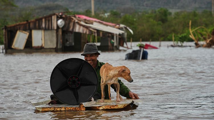 Ein Mann watet durch Fluten in Santiago de Cuba.