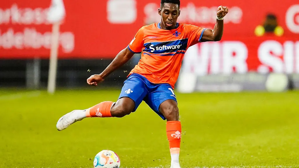 Darmstadts-Frank-Ronstadt-spielt-den-Ball