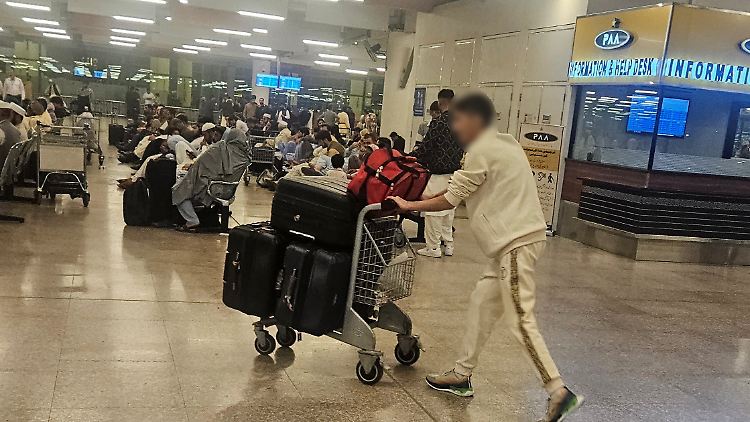 Reisende am Flughafen Islamabad.