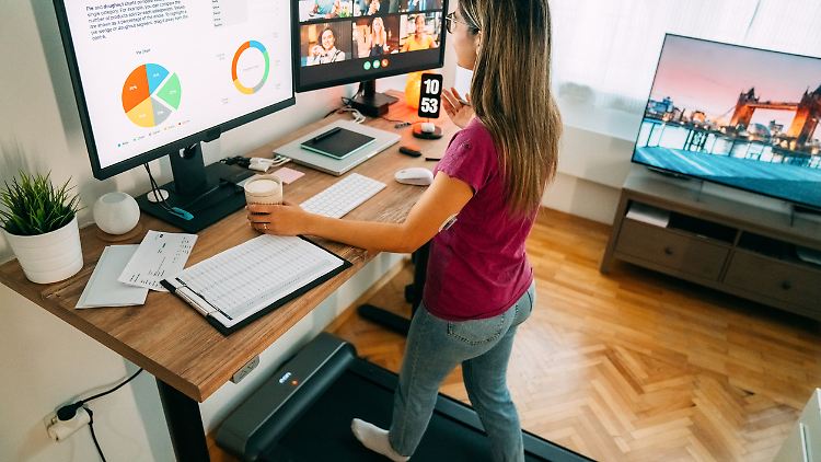Walking Pads und höhenverstellbare Schreibtische bringen Bewegung ins Homeoffice – gegen den gefährlichen Bewegungsmangel.