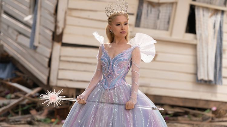 Für "Wicked" wurde Ariana Grande zur Blondine. 