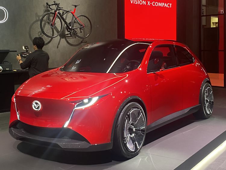 Süßer Hingucker: Mazda Vision X-Compact, nur 3,82 Meter lang.