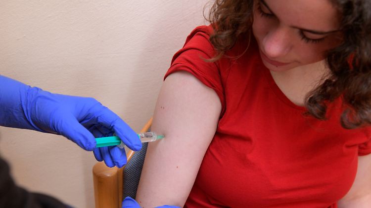 Jugendliche haben laut RKI das höchste Risiko für eine invasive Meningokokken-Erkrankung.