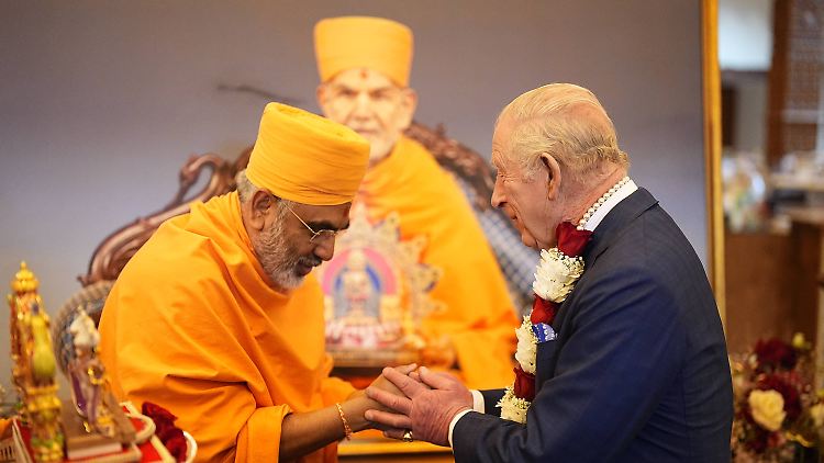 Wird im Tempel freundlich empfangen: König Charles (r.).