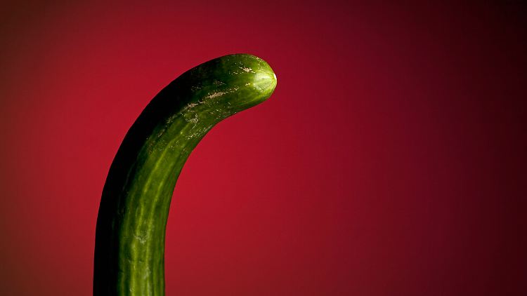 Die erworbene Penisverkrümmung ist eine Bindegewebserkrankung des Schwellkörpers. Dabei bilden sich knotige Narben (Plaques), die den Penis beim Aufrichten krümmen.