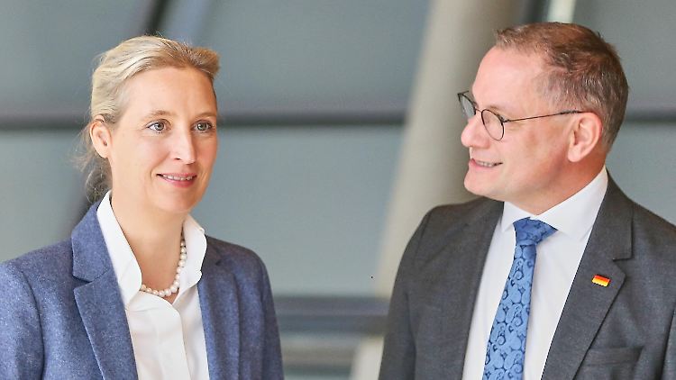 Die offizielle Einladung steht allerdings noch aus: Alice Weidel und Tino Chrupalla bei einer AfD-Fraktionssitzung im Bundestag.