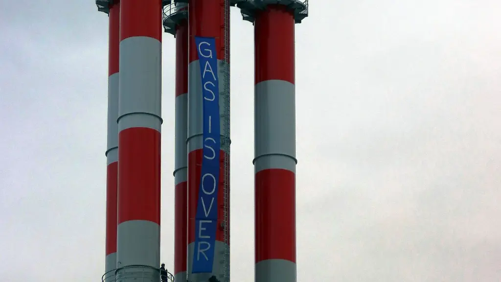 Klimaaktivisten-klettern-auf-die-Schornsteine-des-Jenaer-Heizkraftwerks