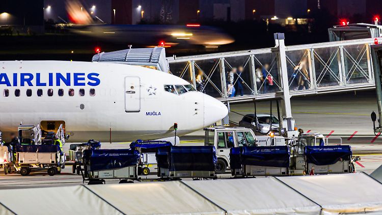 Viele afghanische Familien harren in Islamabad aus, nachdem die schwarz-rote Regierung das Aufnahmeprogramm für besonders gefährdete Afghanen im Mai stoppt.