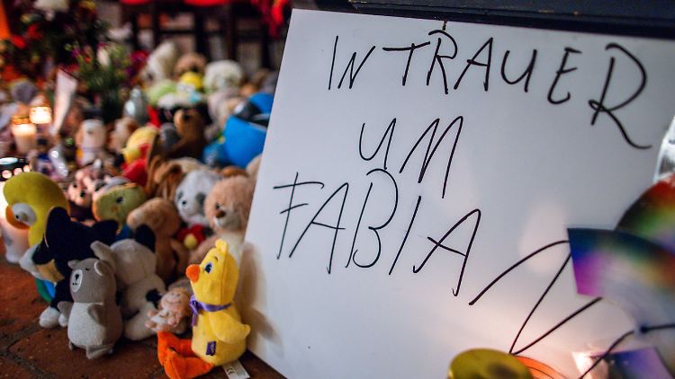 In einer Trauerecke der Kirche stehen zahlreiche Kerzen und mehrere Dutzend Kuscheltiere.