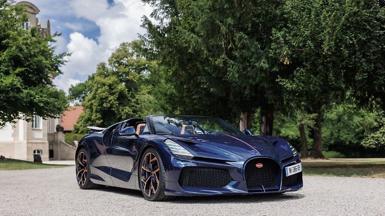 Für den Bugatti Mistral haben die Verantwortlichen die Front doch recht stark verändert im Vergleich zur Basis Chiron. Er wirkt moderner und schneidiger mit den fast vertikalen Scheinwerfern.