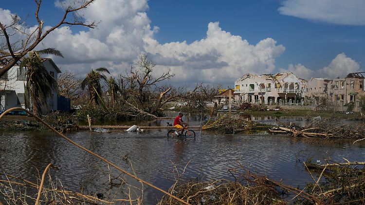 Viele Straßen sind überschwemmt wie hier in der jamaikanischen Stadt Black River.
