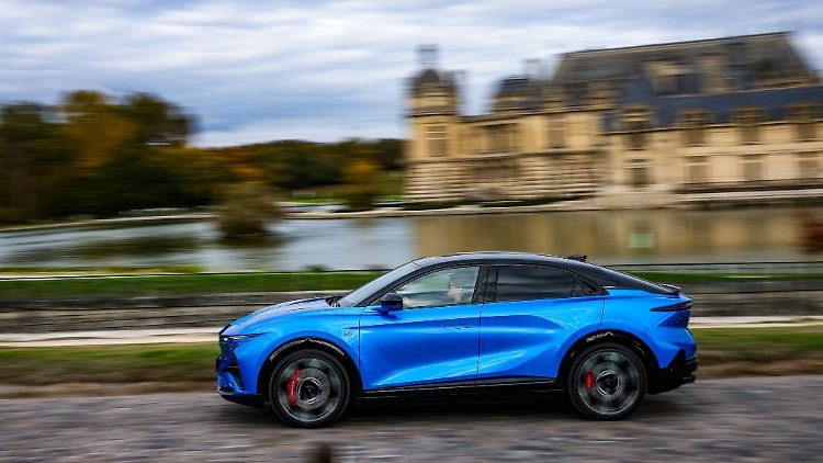 With the A390, Alpine is building its first SUV.