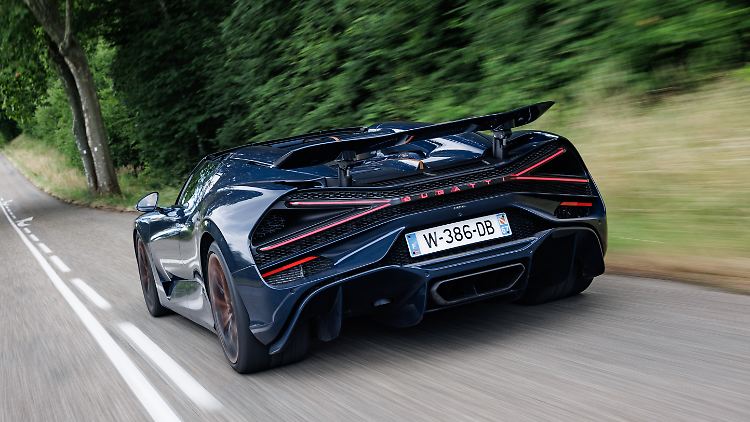 Die Mode mit beleuchteten Markenschriftzügen blieb auch den Hypercars nicht verborgen.