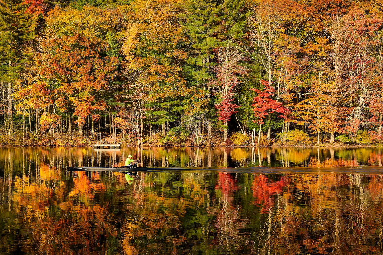 Kein Ort ist so bekannt für den Herbst wie die Ostküste der USA und Kanadas im "Indian Summer". Am Ufer des Megunticook Lake in Maine spiegeln sich die prächtigen Herbstfarben.