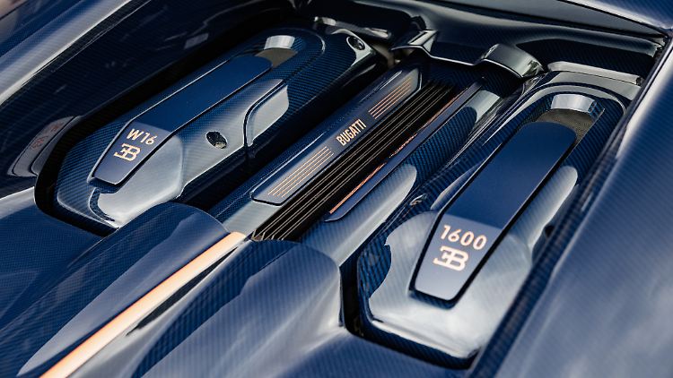 Die Designer haben den riesigen W16-Motor optisch in Szene gesetzt. Es verschmilzt buchstäblich mit dem Körper.