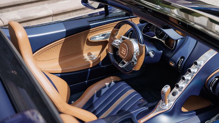 Feines Leder und viel Carbon sind beim Bugatti selbstverständlich.