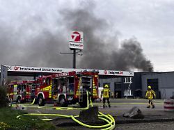 Großbrand auf Gelände : Zwei Schwerverletzte nach Explosion an Tankstelle in Castrop-Rauxel