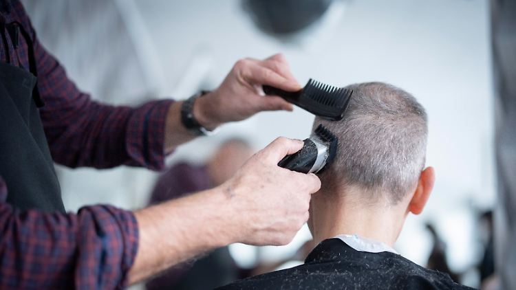 Viele haben sich während der Pandemie einen Haarschneider zugelegt und gehen deshalb teils nicht mehr zum Friseur.