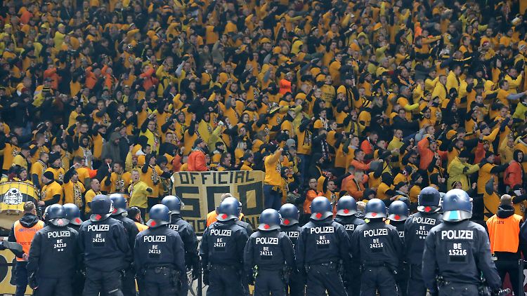 Am 31. Oktober 2019 färbten Dynamo-Anhänger das Olympiastadion in ihren Farben ein. Zumindest den eigenen Bereich.