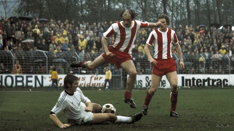 Hannes Linßen (Mitte) im Trikot von Fortuna Köln.