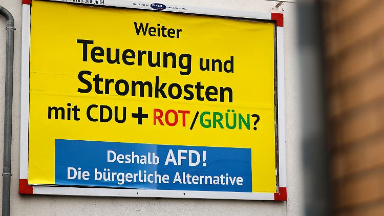 Im Fokus der Debatte steht die Finanzierung der in auffälligem Gelb gestalteten Plakate vor der Bundestagswahl.